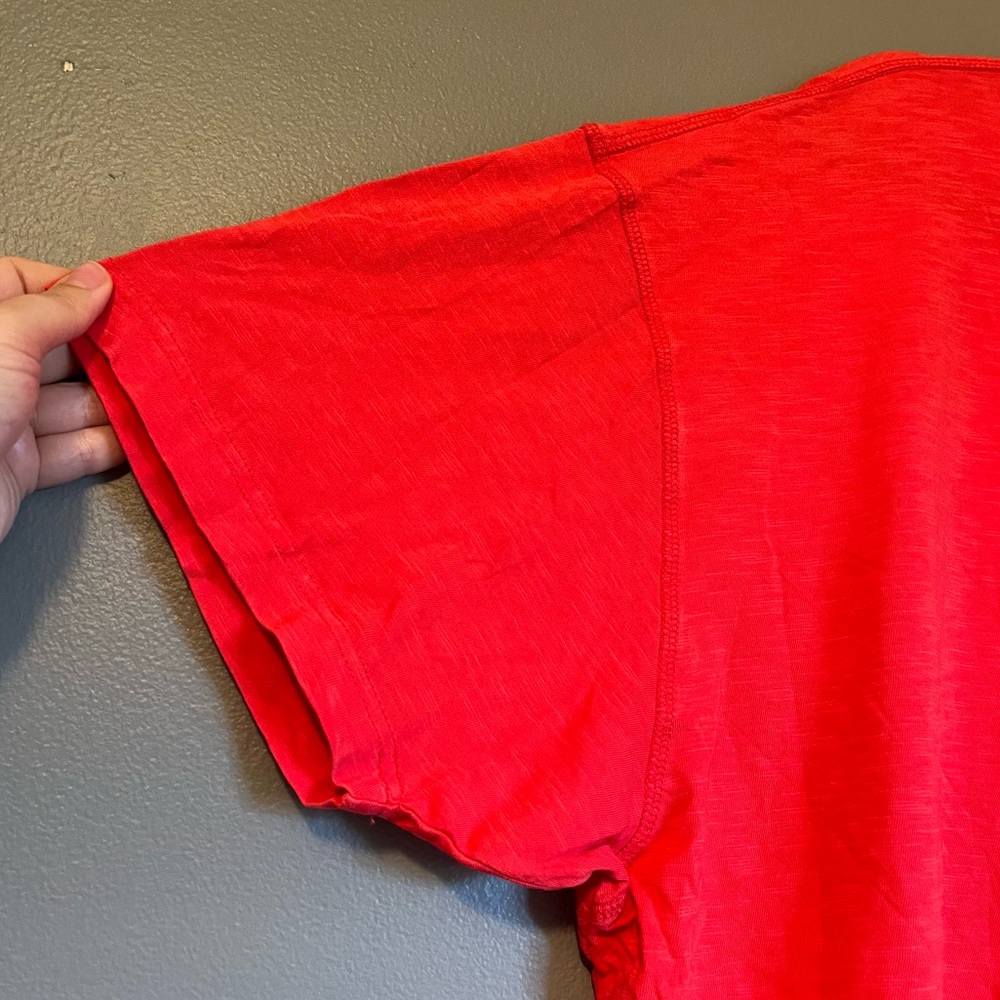 Lot of 2 NWT Universal Thread A New Day Red Gold T-shirt Women’s Tops Ret $30! - Picture 3 of 15